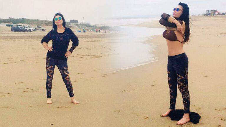 Moria Casán fue a la playa y se sacó todo hasta quedar con los senos al aire.