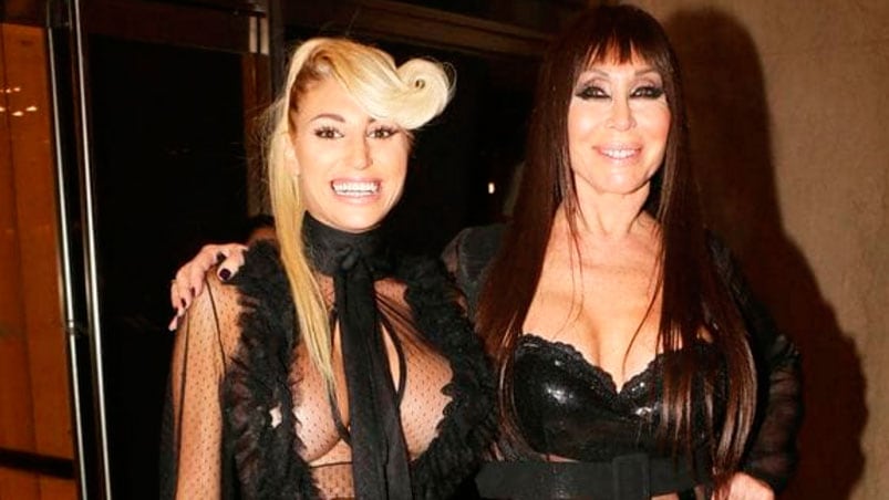 Moria y Vicky usaron vestidos con transparencias.