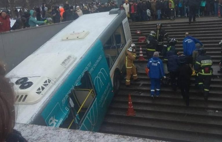 Moscú: un colectivo se incrustó en el subte y murieron al menos cinco personas