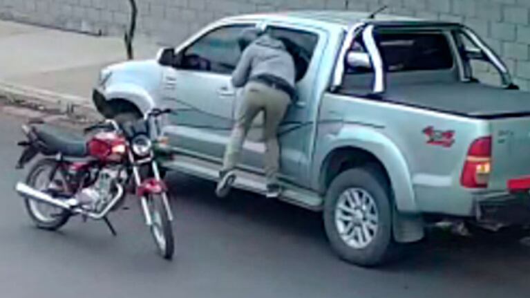 Motochoro al ataque: 15 segundos le alcanzaron para romper, robar y escapar.