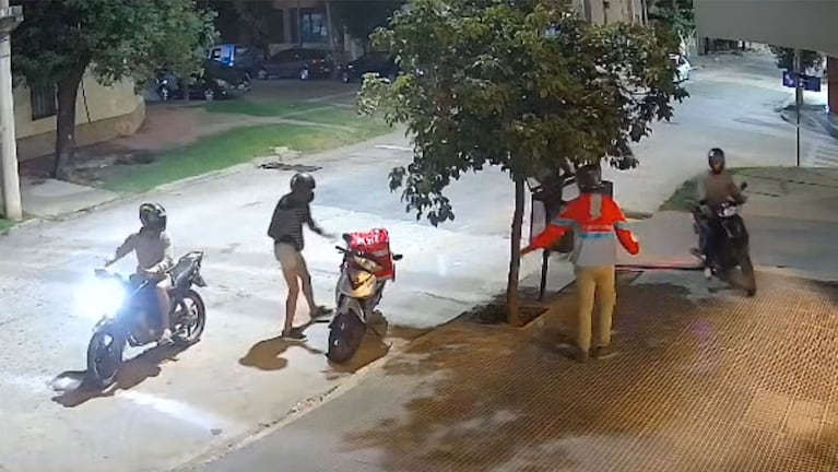 Motochoros asaltaron a un delivery y quedó grabado.