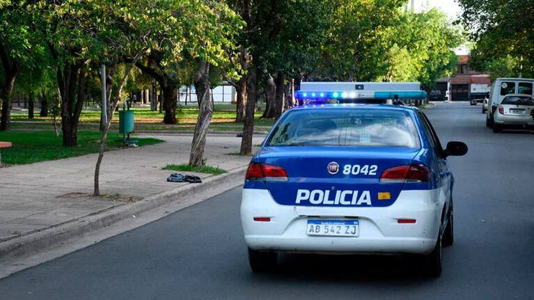 Motochoros intentaron robarles las mochilas a las pequeñas y, como no podían, las golpearon.