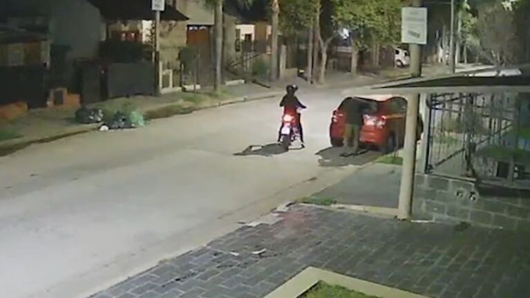 Motochoros reventaron la luneta de un auto y se robaron las cosas que había adentro.