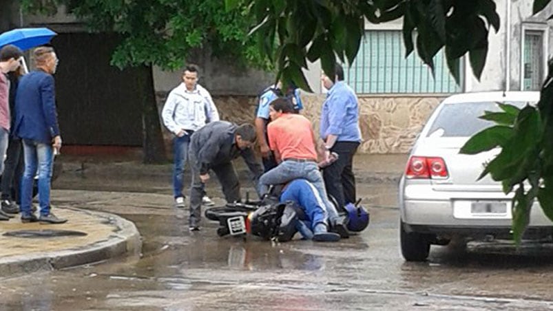 Motochorro atrapado por vecinos. Foto: Gisela Gregori / El Doce y Vos.