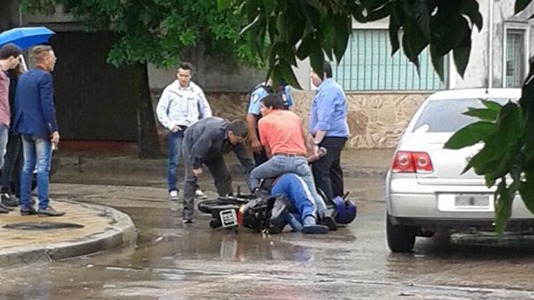 Motochorro atrapado por vecinos. Foto: Gisela Gregori / El Doce y Vos.