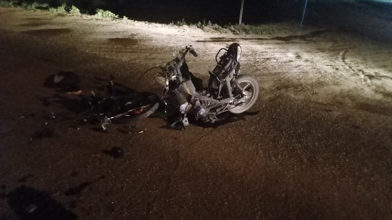 Motociclista de 17 años chocó contra una camioneta y murió: su moto quedó destrozada
