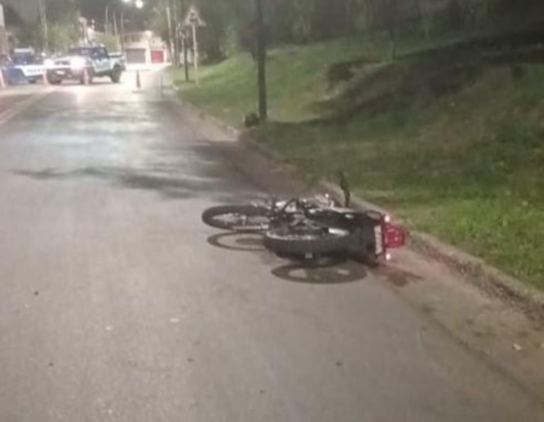 Motociclista perdió el control, se chocó un poste y murió en Córdoba