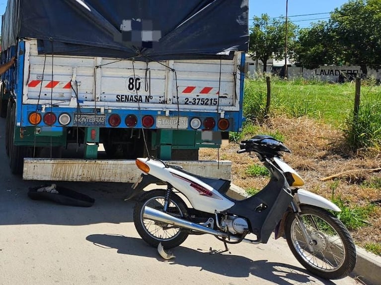 Motociclista se incrustó en un camión en el interior de Córdoba y murió