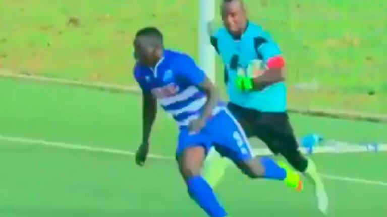 Moussa Camara, corrido por el arquero rival tras hacer la brujería.