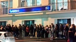 Mucha gente en la puerta de la Anses. Adentro hay asamblea. 