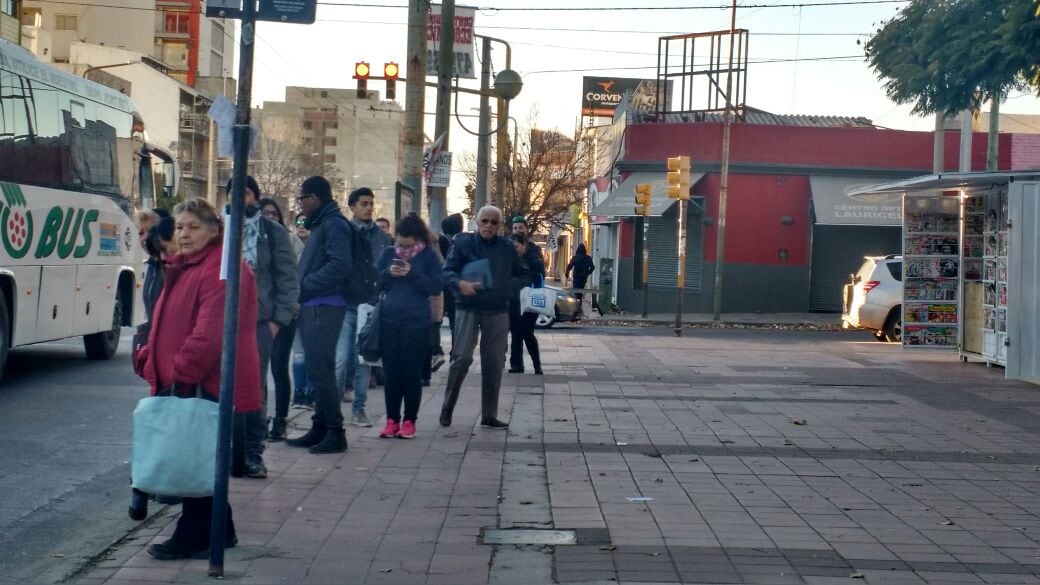 Mucha gente esperando en las paradas. Foto: Karina Vallori. 