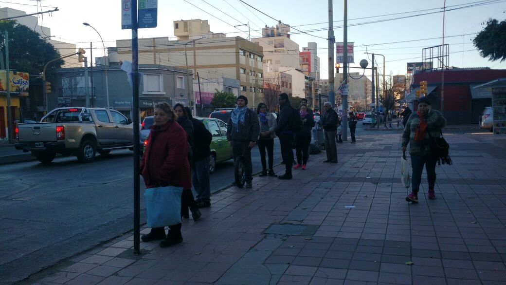 Mucha gente esperando en las paradas. Foto: Karina Vallori. 