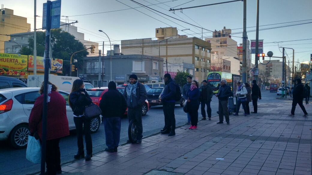 Mucha gente esperando en las paradas. Foto: Karina Vallori. 