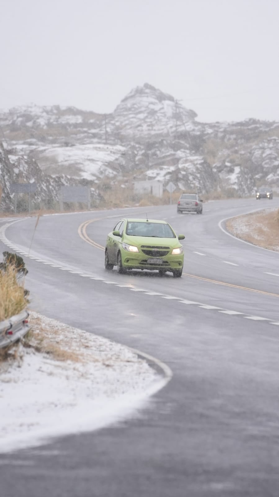 Muchos aprovecharon para pasear bajo la nieve en las Altas Cumbres.