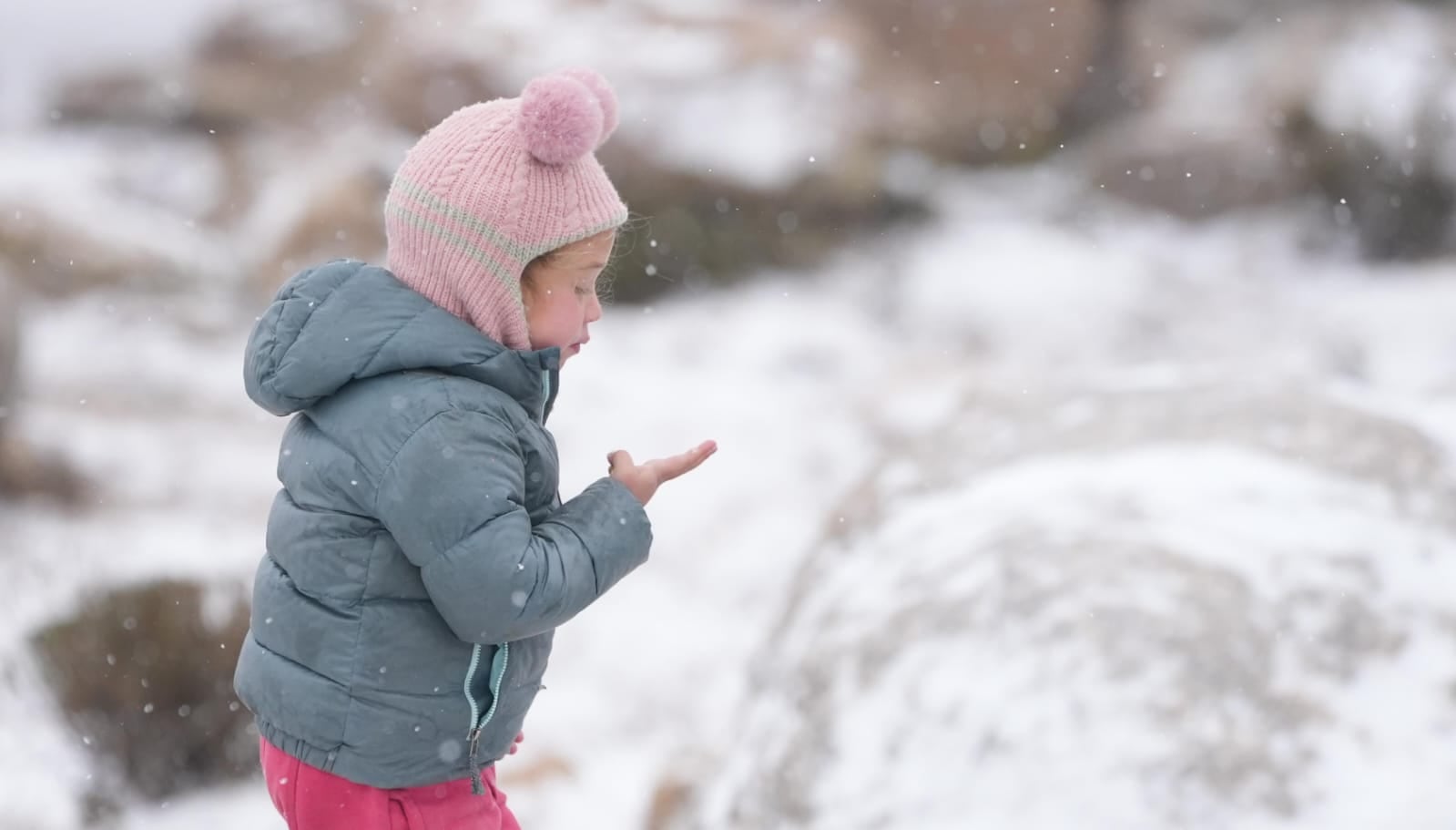 Muchos aprovecharon para pasear bajo la nieve en las Altas Cumbres.