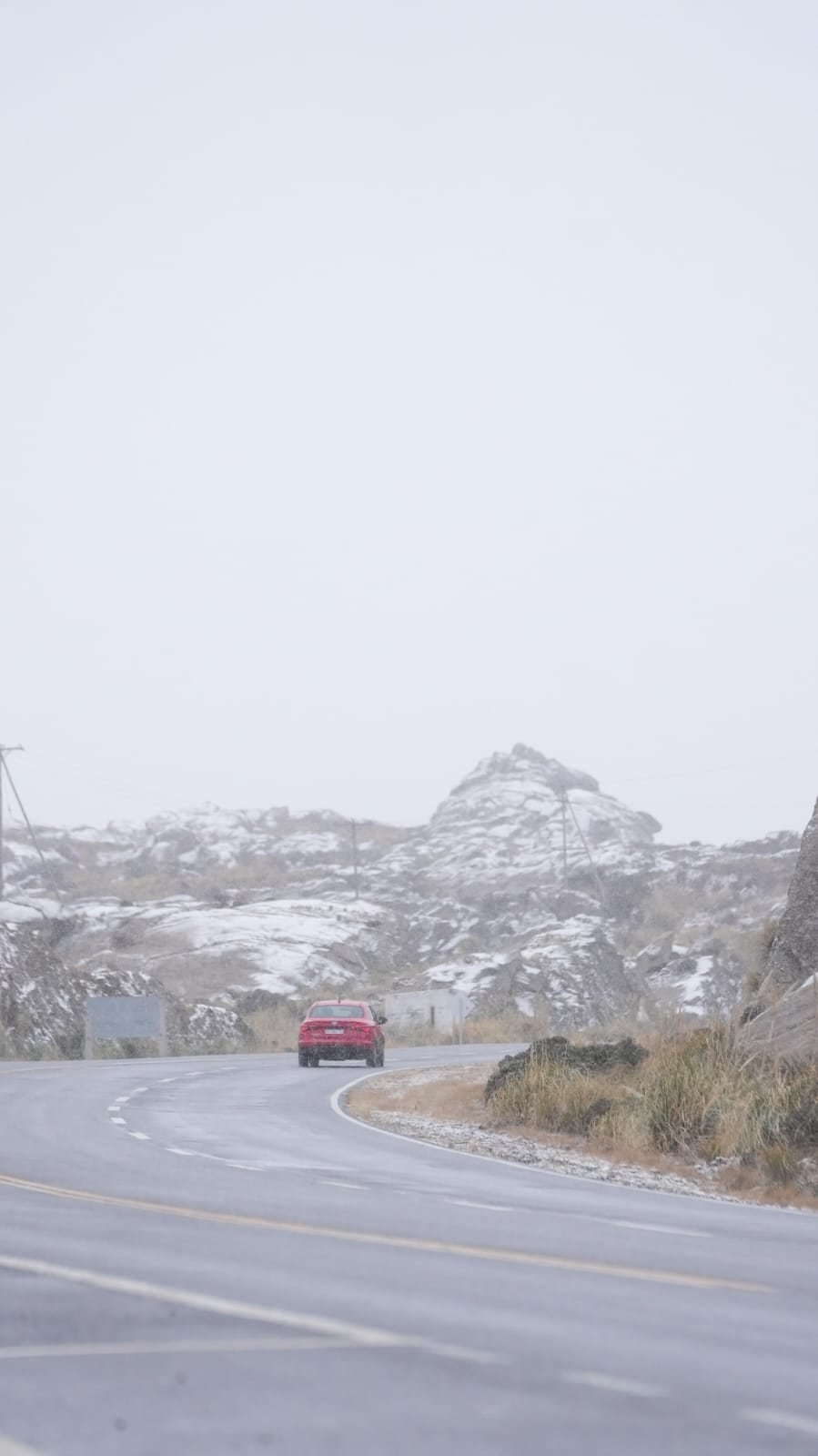 Muchos aprovecharon para pasear bajo la nieve en las Altas Cumbres.