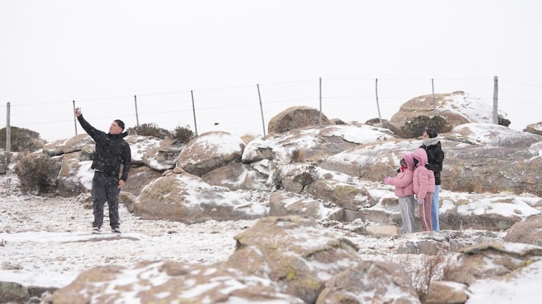 Muchos aprovecharon para pasear bajo la nieve en las Altas Cumbres.