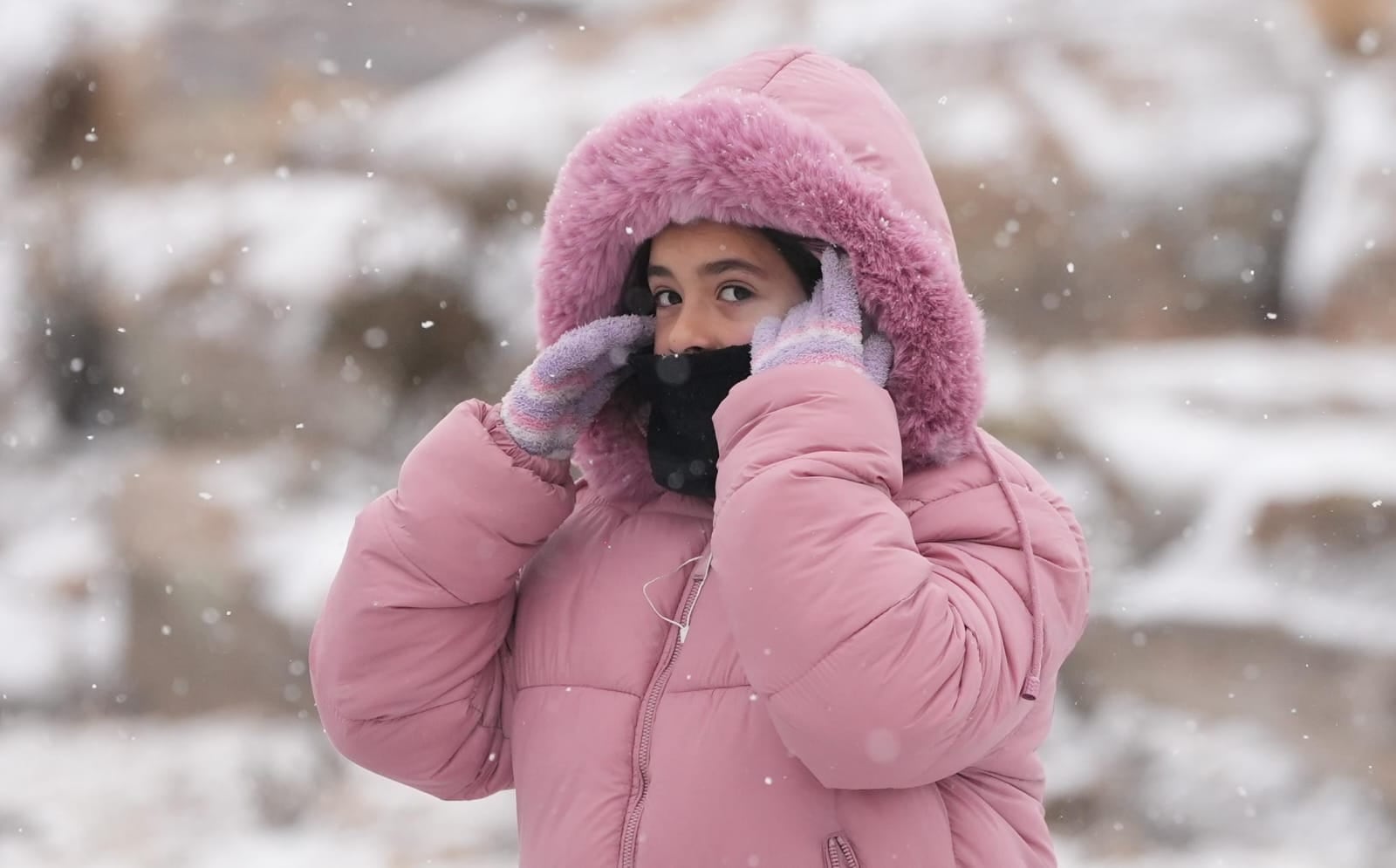 Muchos aprovecharon para pasear bajo la nieve en las Altas Cumbres.