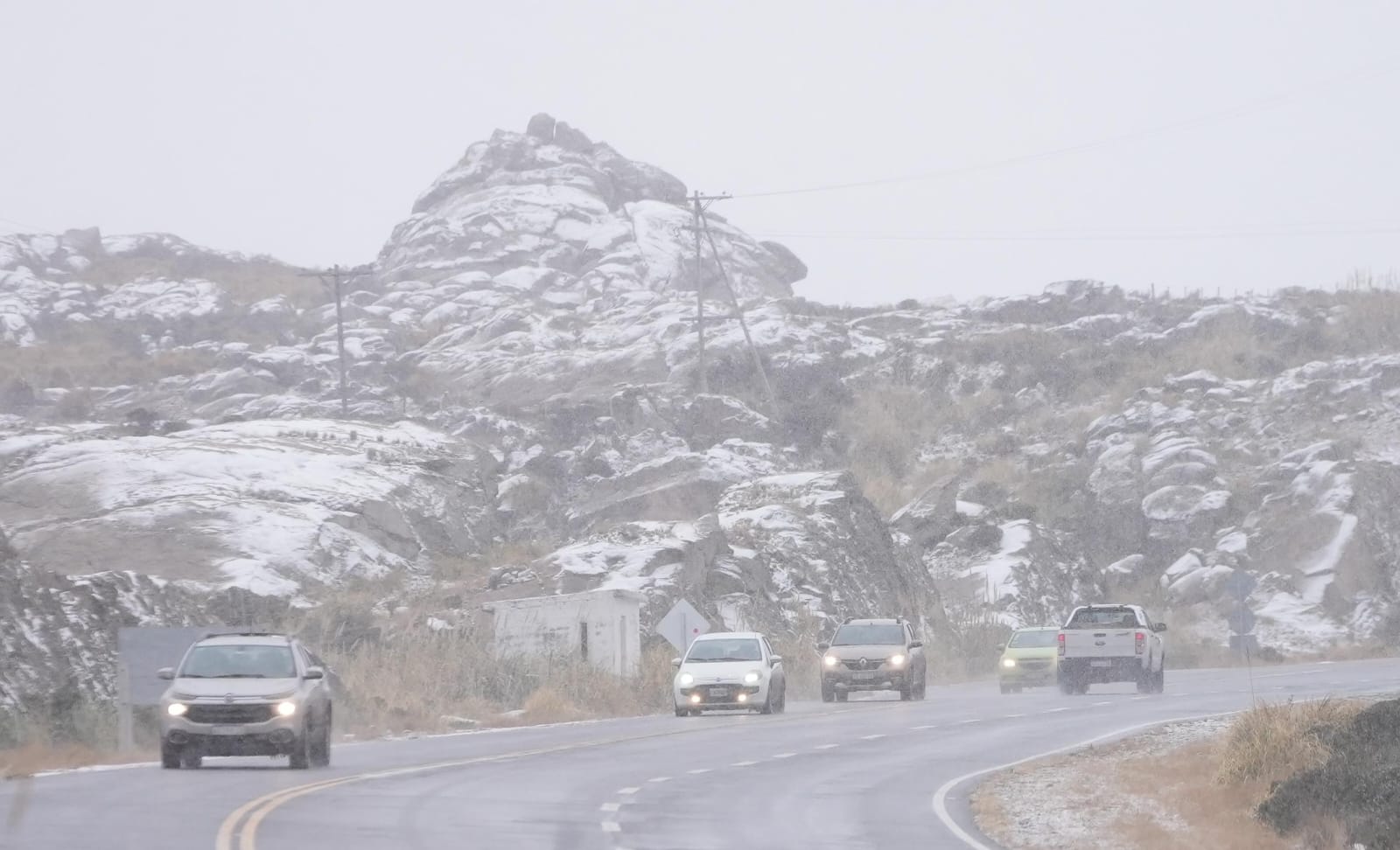 Muchos aprovecharon para pasear bajo la nieve en las Altas Cumbres.