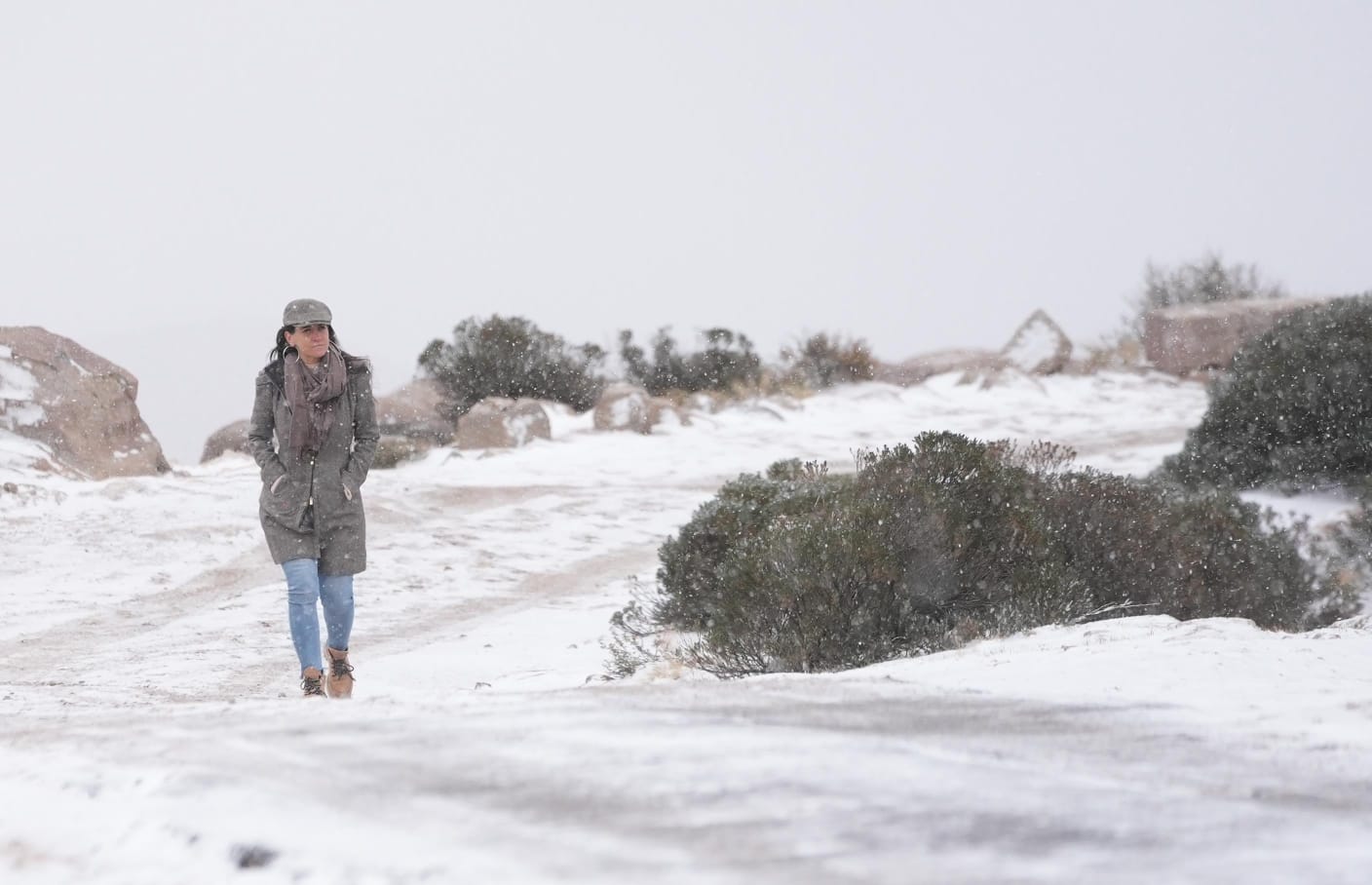 Muchos aprovecharon para pasear bajo la nieve en las Altas Cumbres.