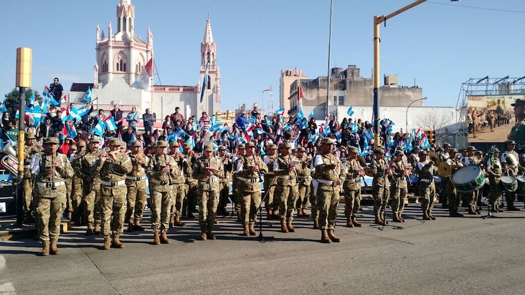 Muchos cordobeses presenciaron el desfile cívico - militar en Córdoba. Foto: Karina Vallori.