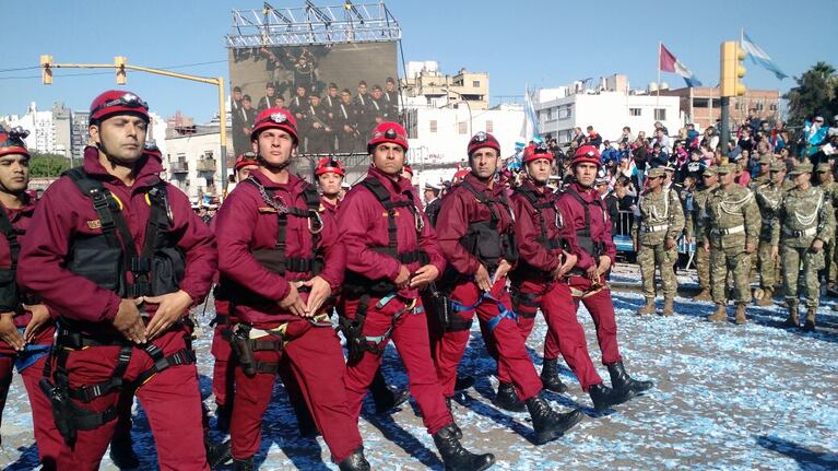 Muchos cordobeses presenciaron el desfile cívico - militar en Córdoba. Foto: Karina Vallori.