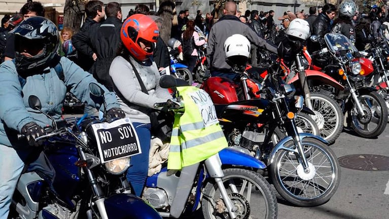 Muchos motociclistas protestaron contra la medida de llevar la patente en el casco.