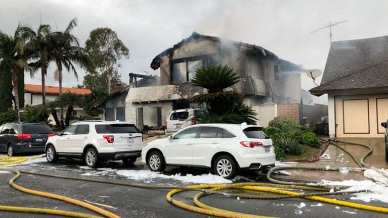 Mueren 5 personas tras estrellarse una avioneta en una casa