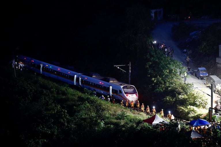 Muertos en Taiwán tras descarrilarse un tren