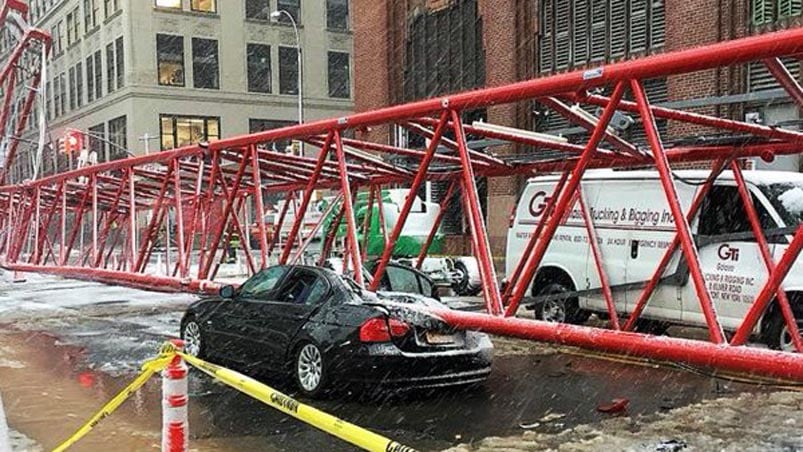 Muertos y heridos tras la caída de una grúa enorme en pleno Manhattan