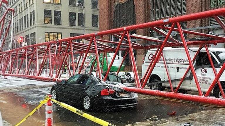 Muertos y heridos tras la caída de una grúa enorme en pleno Manhattan