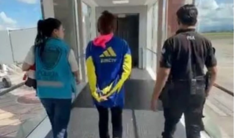 Mujer detenida acusada de transportar cocaína en libros infantiles.