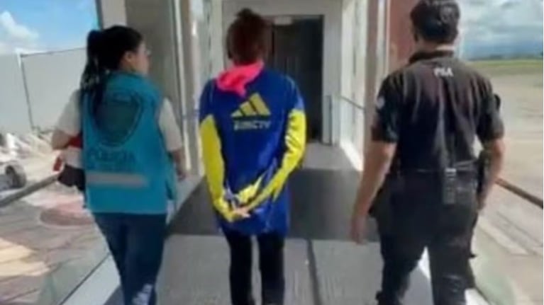 Mujer detenida acusada de transportar cocaína en libros infantiles.