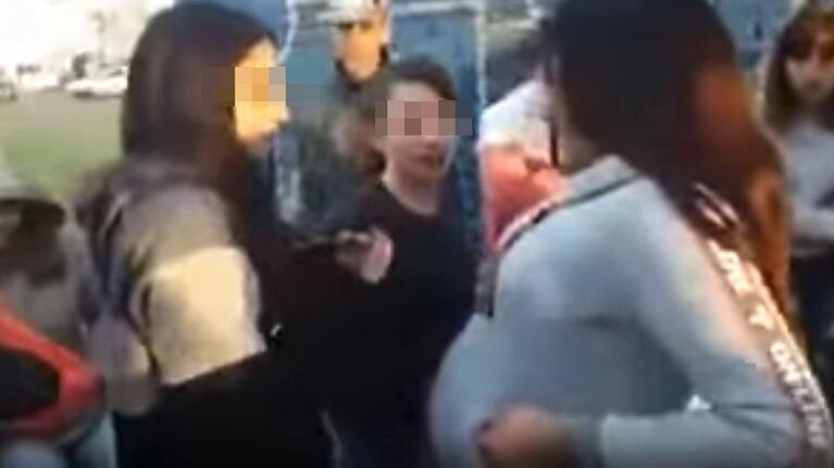 Mujer embarazada golpeó brutalmente a una menor