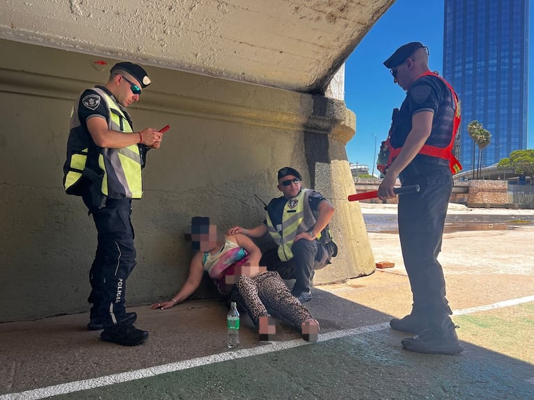 Mujer en situación de calle se quiso refrescar, pero cayó al río Suquía y fue arrastrada por la corriente