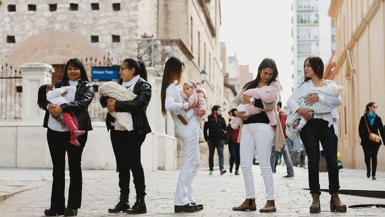 Mujeres convocaron a una teteada masiva en Córdoba. Foto: @berenicemorzone