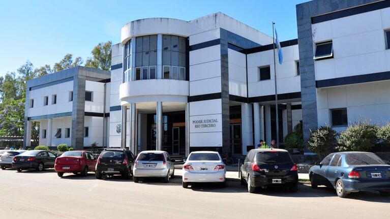 Multa a un padre que no cuidó a su hijo de 8 años.
