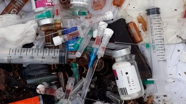 Multan a una clínica por tirar residuos patógenos a la calle: el reclamo de los recolectores