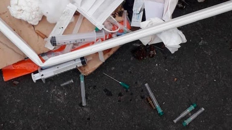 Multan a una clínica por tirar residuos patógenos a la calle: el reclamo de los recolectores