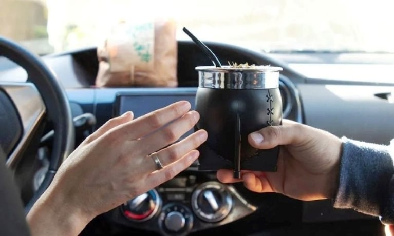 Multas por tomar mate al volante