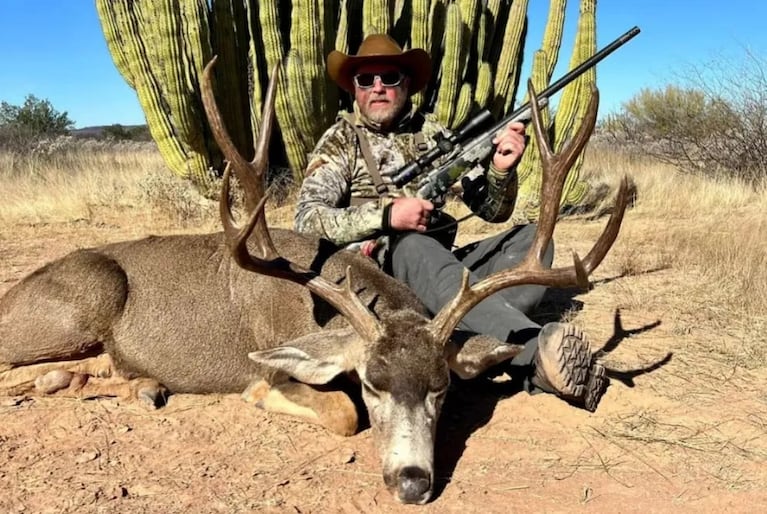 Multimillonario de Estados Unidos murió embestido por un enorme búfalo en un safari de caza