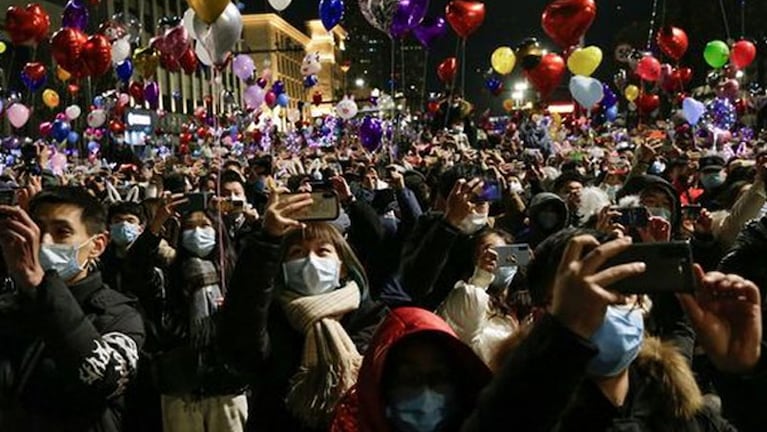 Multitud y shows: así fueron los festejos de Año Nuevo en Wuhan, la ciudad donde se originó el coronavirus