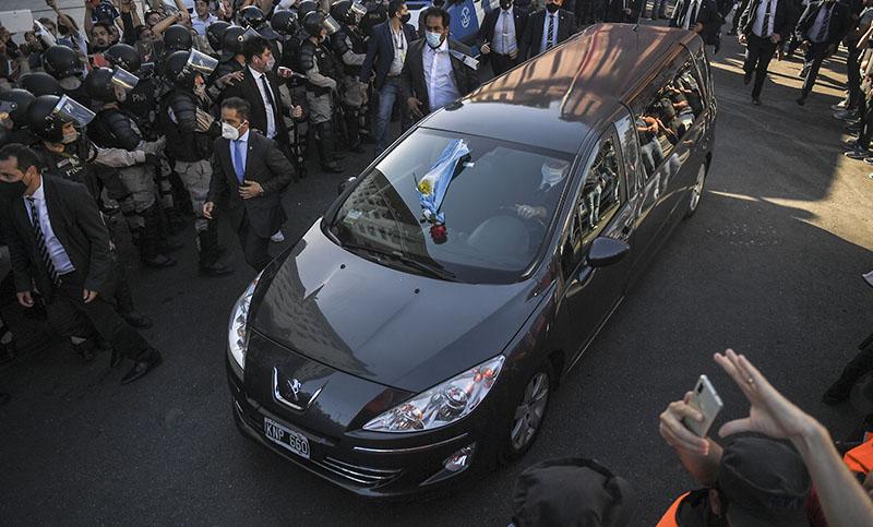 Multitudinaria despedida a Diego Maradona.