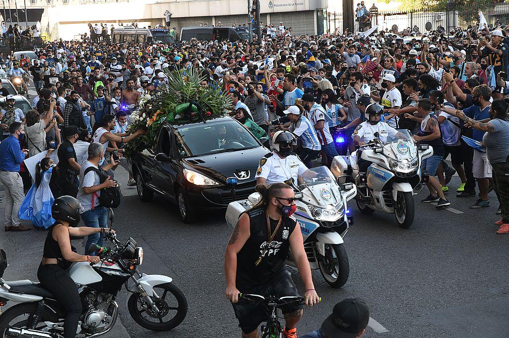 Multitudinaria despedida a Diego Maradona.