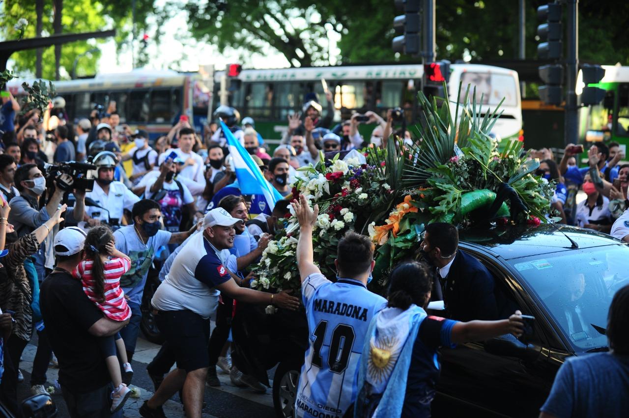 Multitudinaria despedida a Diego Maradona.