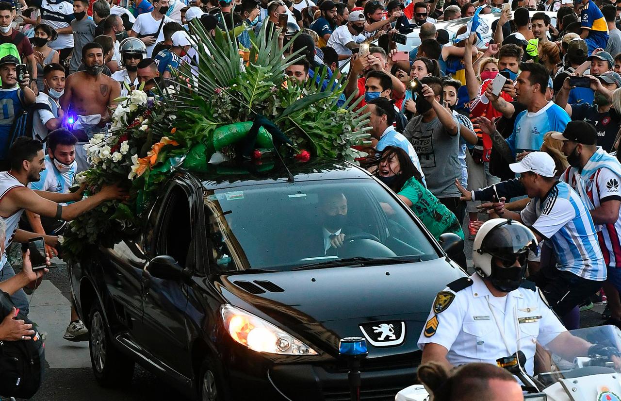 Multitudinaria despedida a Diego Maradona.