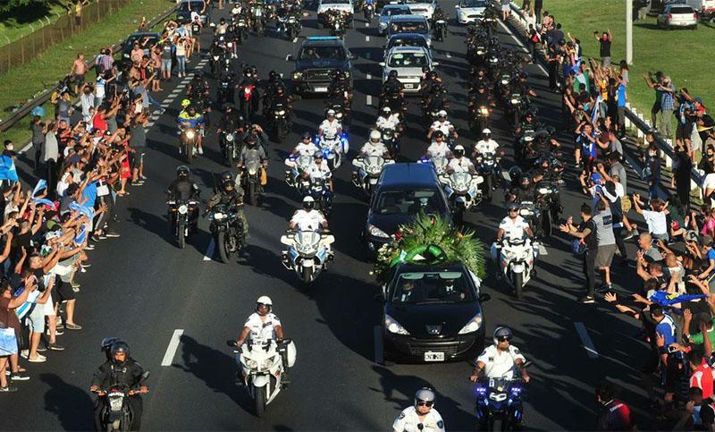 Multitudinaria despedida a Diego Maradona.