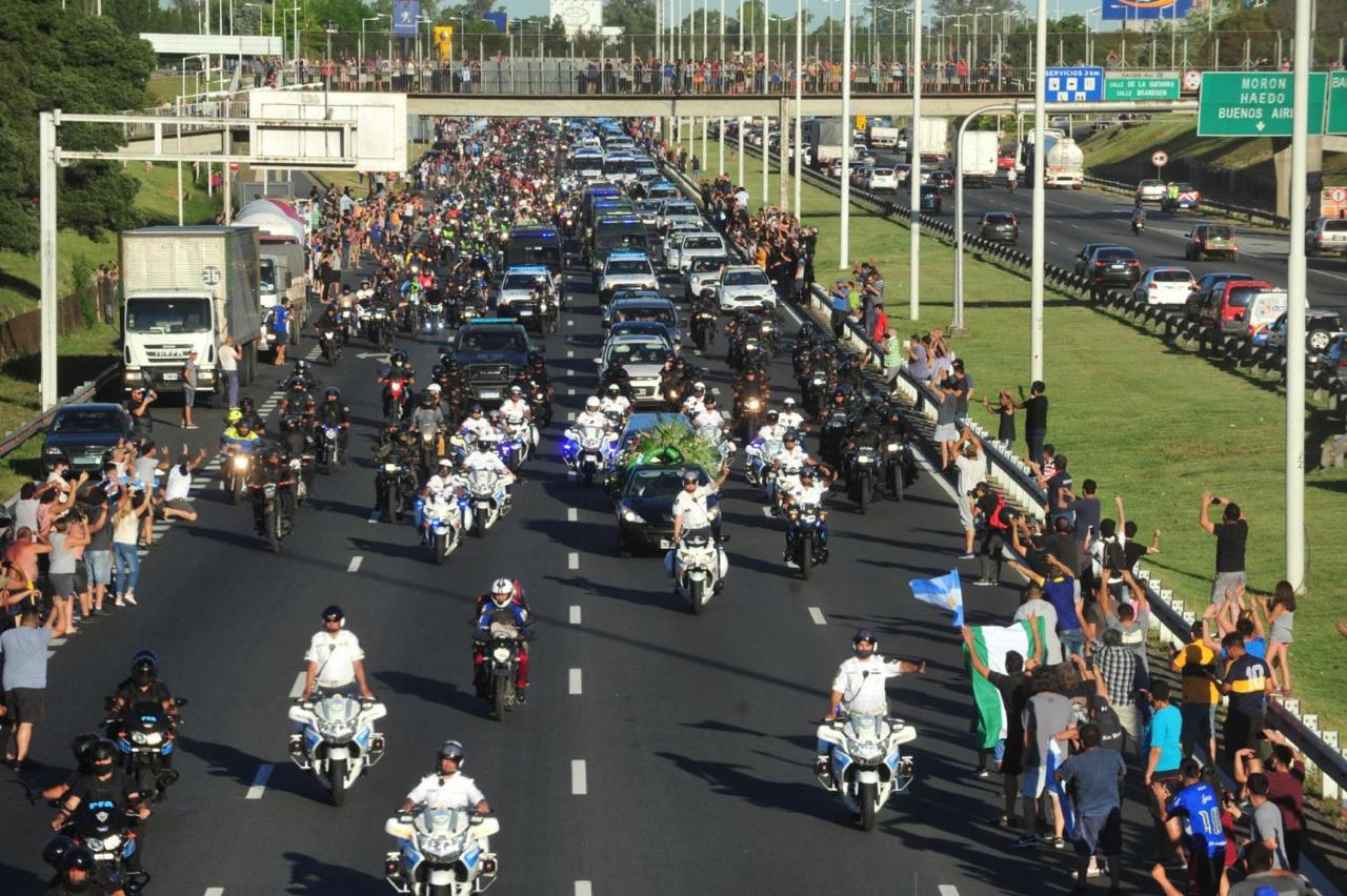 Multitudinaria despedida a Diego Maradona.