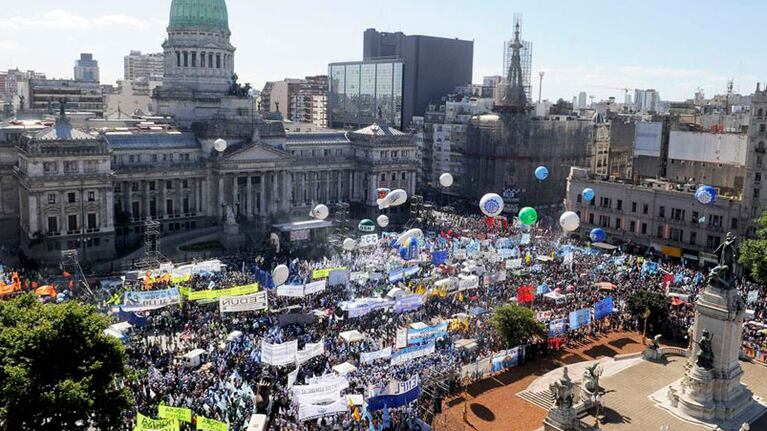 Multitudinaria marcha contra el Gobierno Nacional.