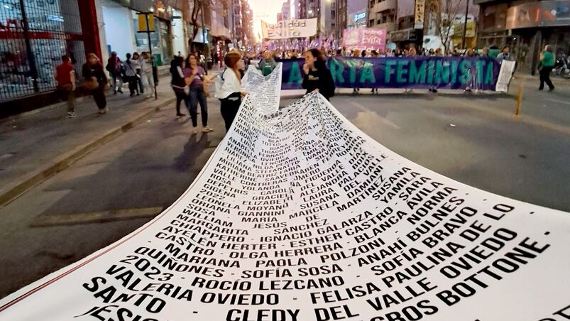 Multitudinaria marcha en Córdoba para repudiar la violencia de género.